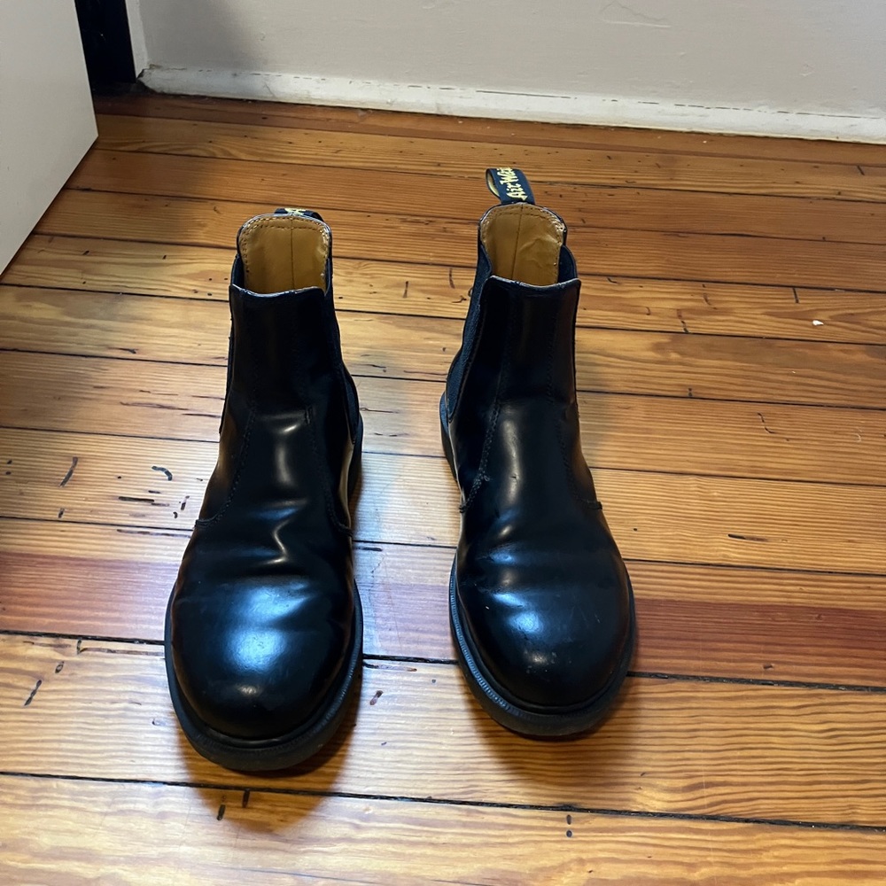 Dr. Martens 2976 Women’s Smooth Leather Chelsea Boots